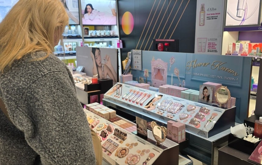 A customer browsing the Flower Knows display at Chicor AK Hongdae branch on March 10, 2026