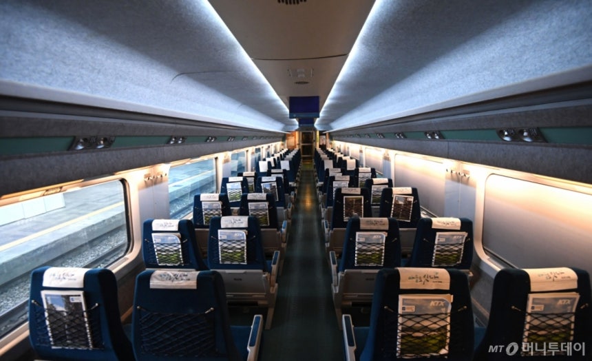 A controversial burger spotted on a KTX train seat, sparking a massive online debate about public etiquette.