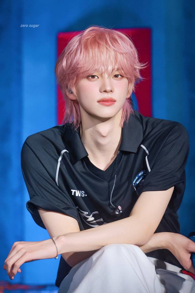 鏡越しに自撮りをするシンユ。日常的な雰囲気がさらに魅力的