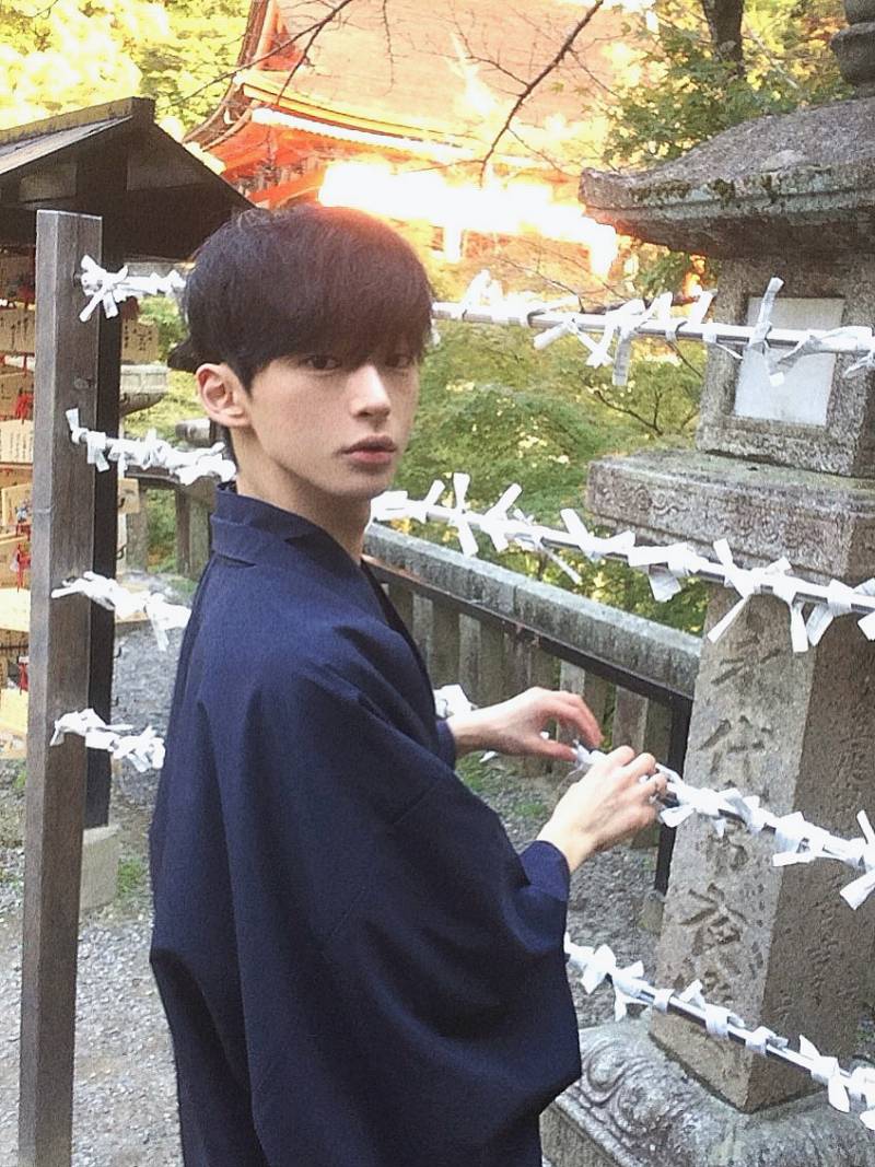 일상적인 데이트 컨셉의 사진, 하지만 고화질 카메라와 구도가 전문적인 촬영임을 암시한다