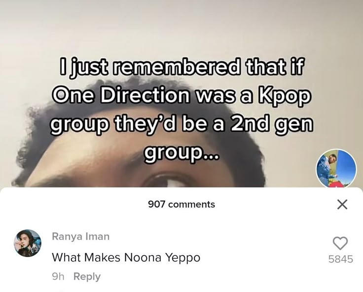 La icónica cantante Cher con su atuendo brillante y peinado distintivo, superpuesta en un fondo futurista que evoca el concepto de Kwangya de SM Entertainment.