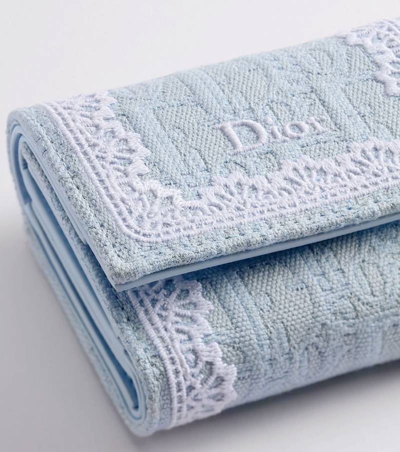 다양한 각도에서 촬영된 디올 지갑의 디테일 컷, 정교한 마감과 로고가 돋보임