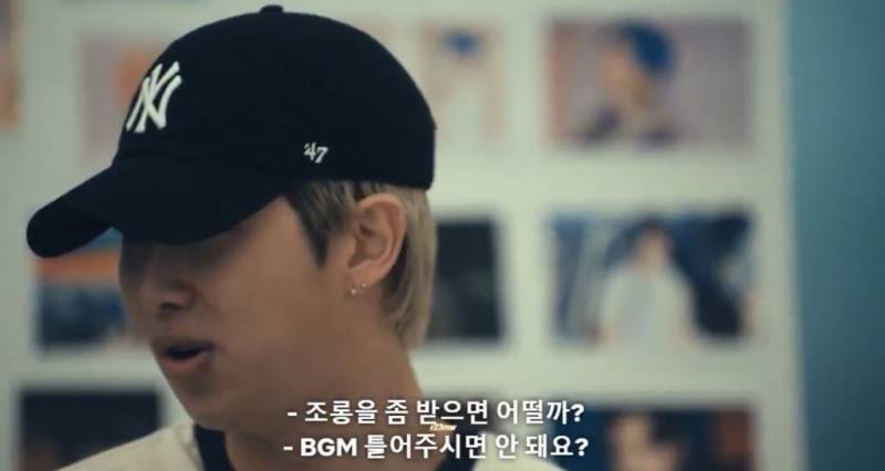 BTS 멤버들이 무대 뒤에서 모니터링하며 성과를 분석하는 장면