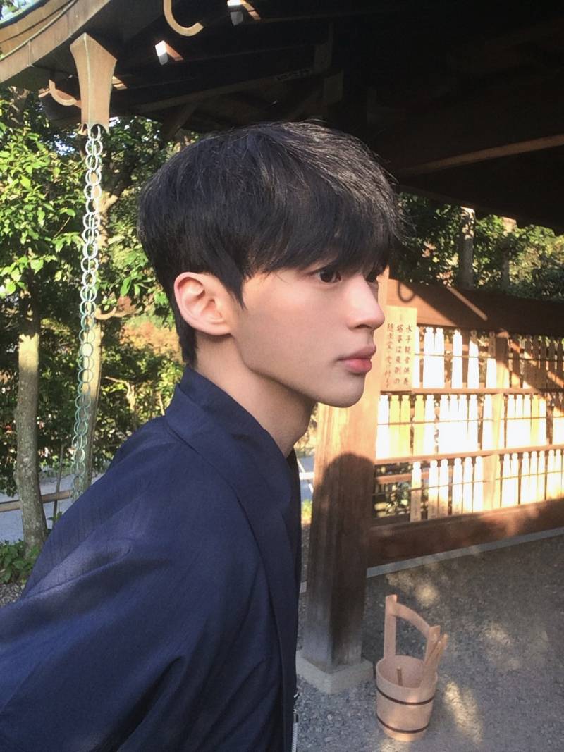 二人が寄り添う日常的な風景。しかし、その構図の完璧さが逆にビジネス的な演出ではないかという疑念を呼んでいる。