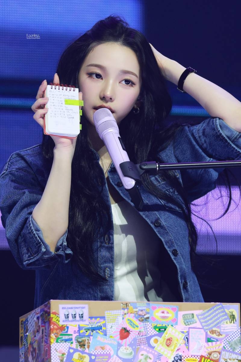 생일 파티에서 빛나는 미모를 자랑하는 카리나의 클로즈업 샷