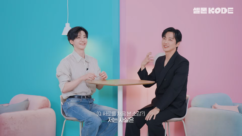 Namgoong Min y Jaemin de NCT compartiendo su primer encuentro con sonrisas