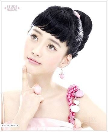 Model Kim Do-ah showing a new charm of Etude House with a modern and clear image