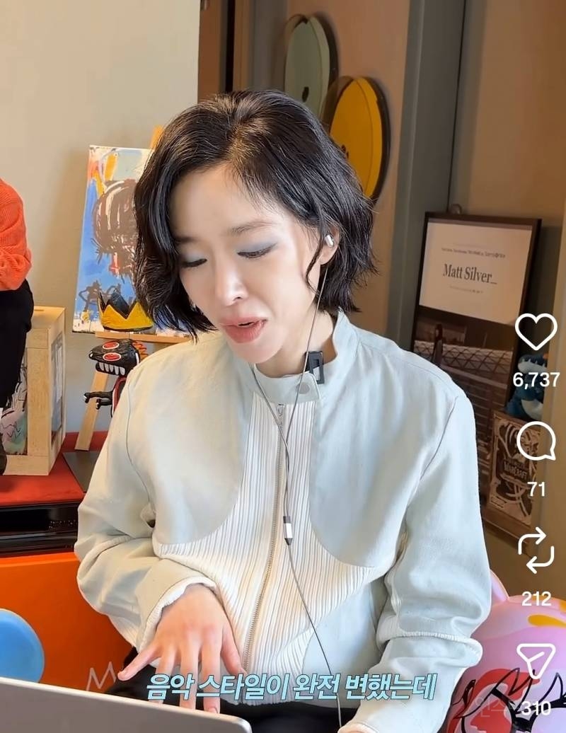 화려한 메이크업과 의상을 완벽하게 소화한 조권의 클로즈업 샷