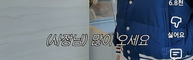 와플 기계에서 갓 구워져 나오는 바삭한 와플 반죽