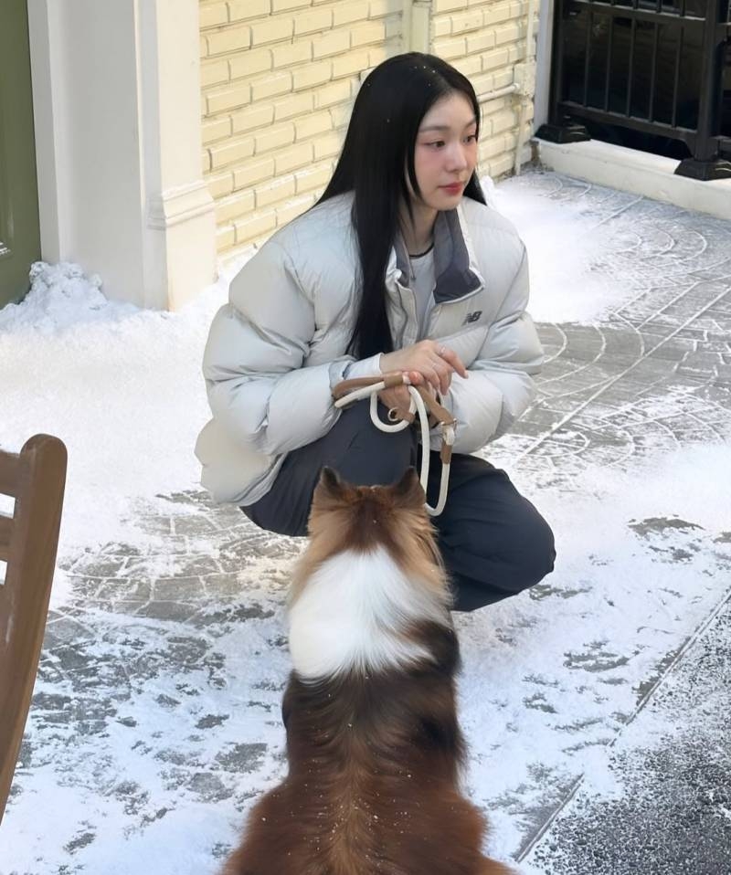 Kim Yuna posing elegantly in a chic spring outfit for her latest Instagram update