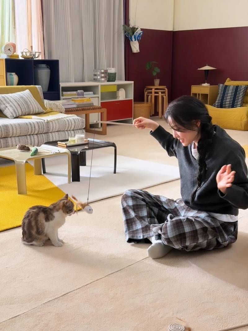 Close-up of Kim Yuna showing off her flawless makeup and soft spring glow