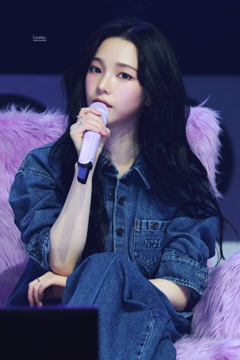 케이크 앞에서 행복한 미소를 짓고 있는 카리나, 섬세한 아이 메이크업이 돋보인다