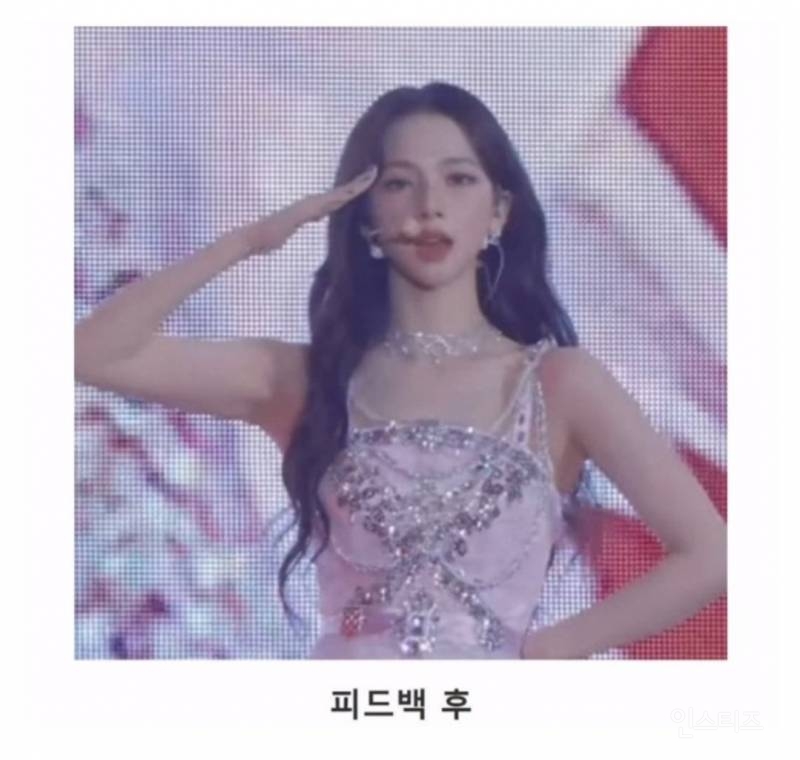 완벽한 경례 각도를 보여주는 카리나의 클로즈업 샷