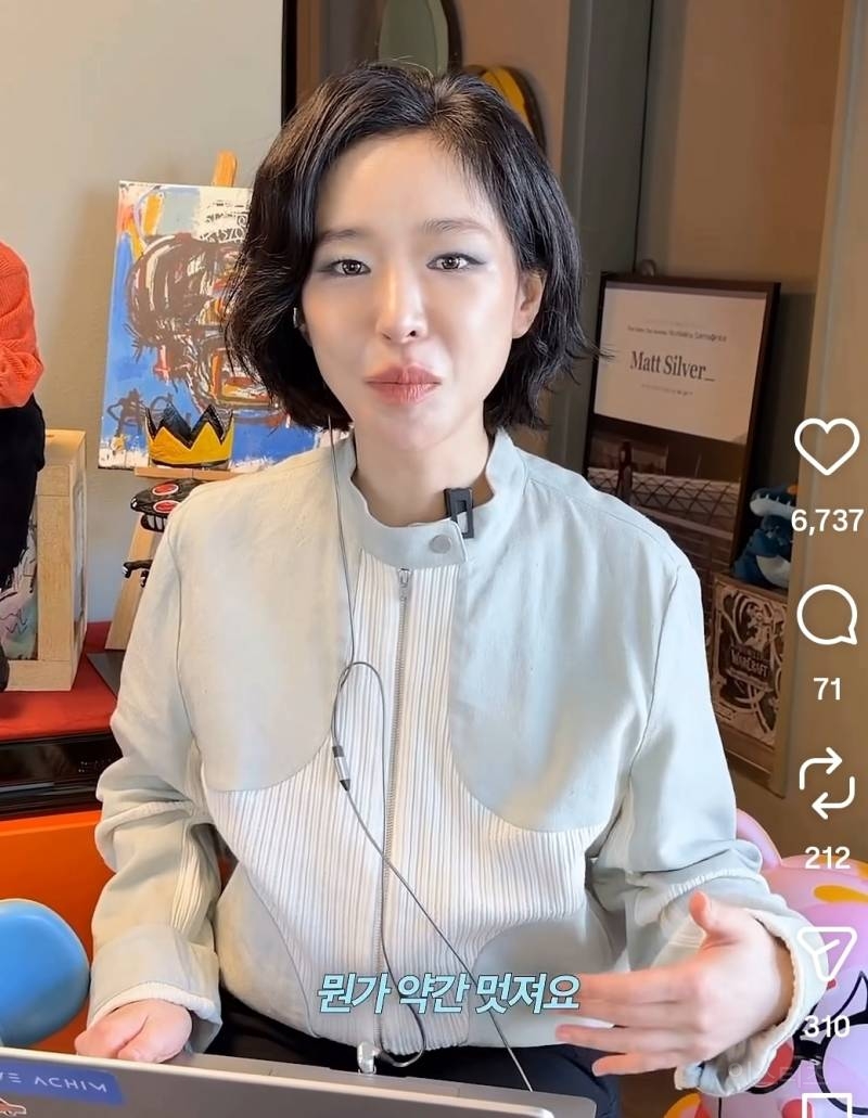 신비로운 분위기의 조명 아래 서 있는 조권의 전신 모습