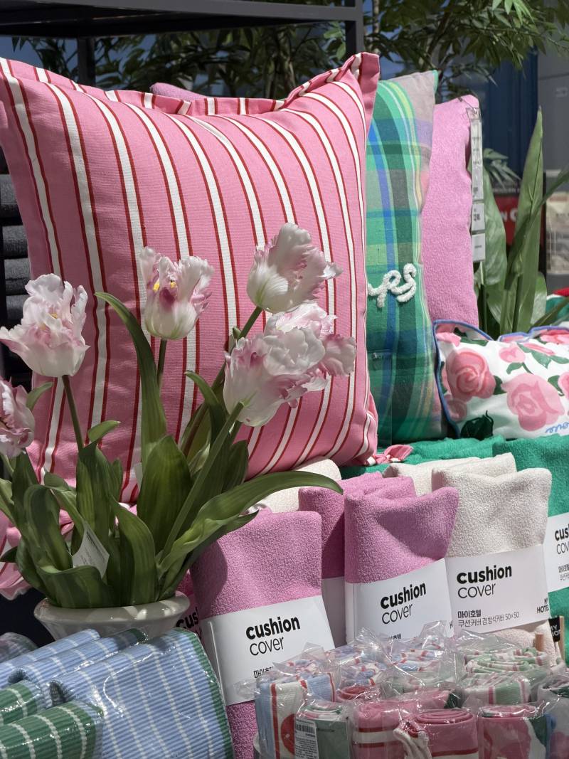 Detailed shot of a street scene using Project Indigo showing high contrast and deep shadows