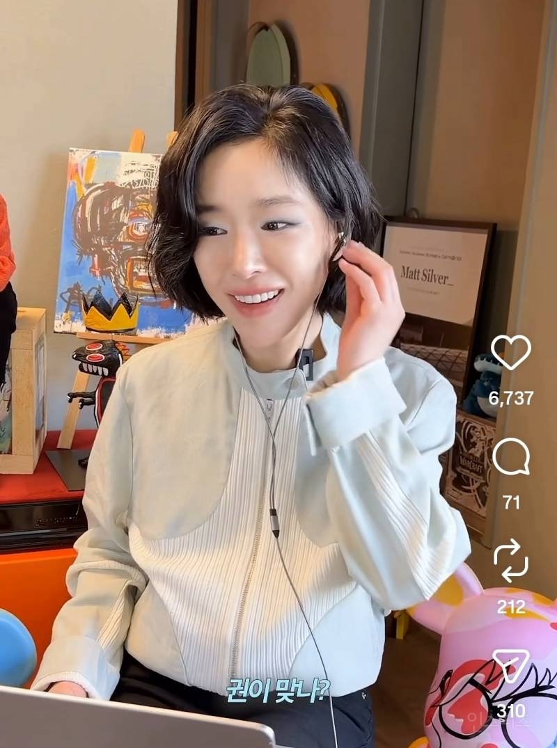 스타일리시한 포즈를 취하고 있는 조권의 강렬한 비주얼