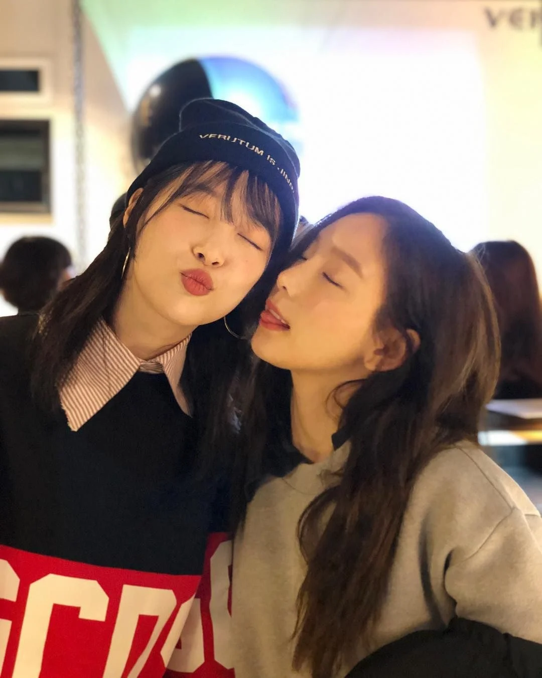Taeyeon and Sulli sharing a heartwarming moment on Jinri Store