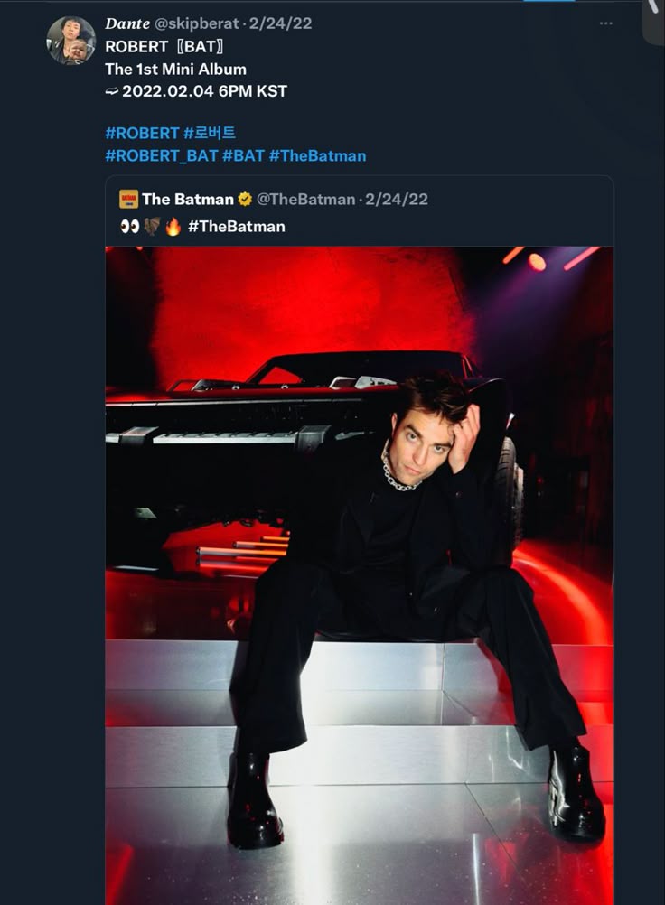 로버트 패틴슨과 제나 오르테가가 팬사인회 같은 분위기에서 포즈를 취하고 있는 밈