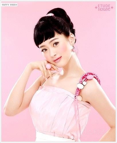 Sulli showing off her lovely charm in the Sweet Recipe collection pictorial for Etude House