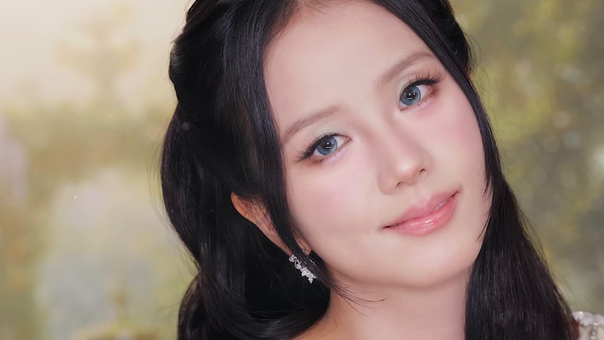 블랙핑크 지수가 메이크업을 마치고 거울을 보며 만족스럽게 미소 짓는 모습.