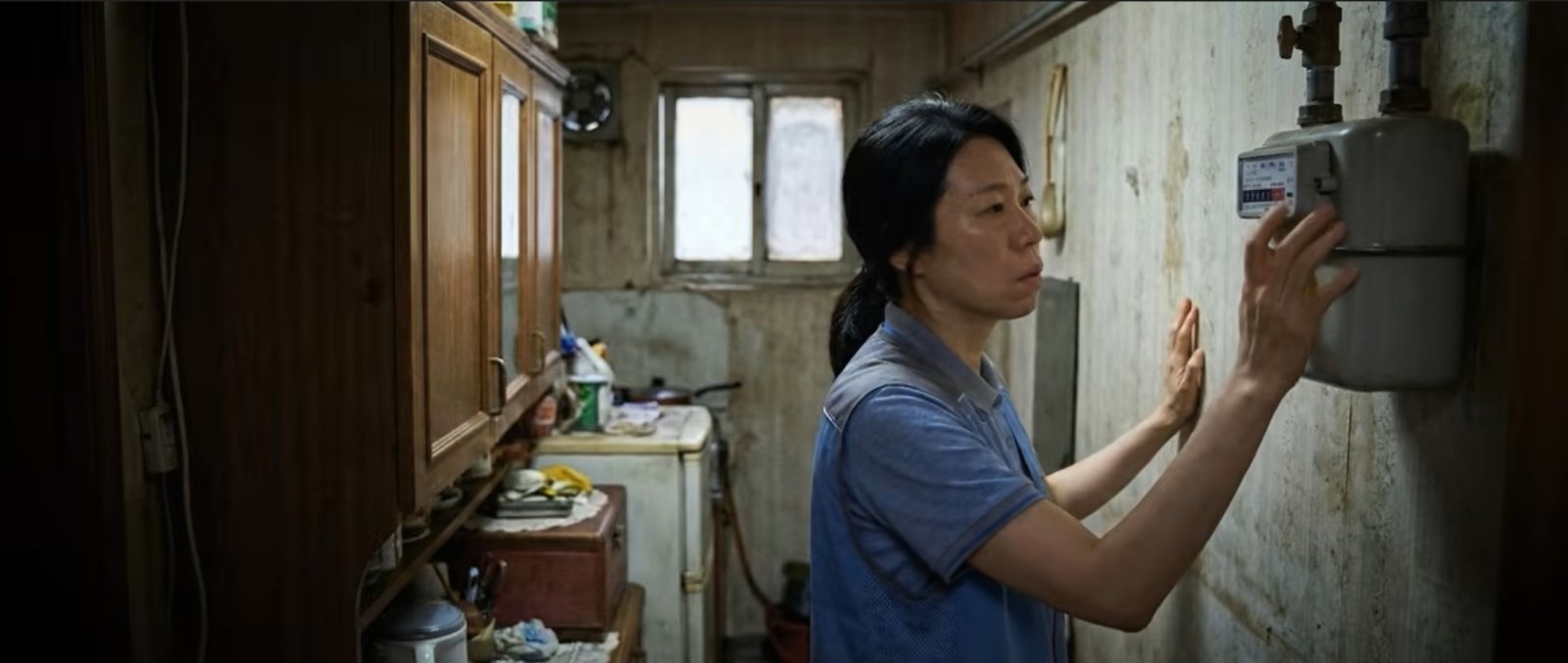 논란이 된 AI 영화 검침원의 주요 장면 캡처 이미지