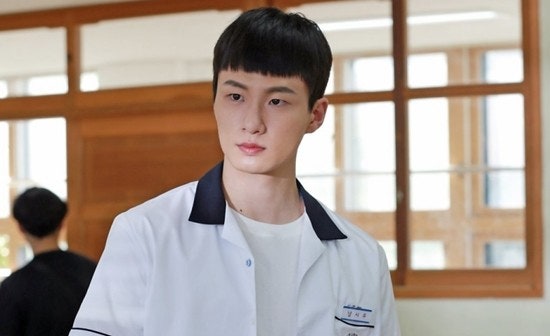 Shin Seung-ho mostrando su versatilidad en un retrato de estudio