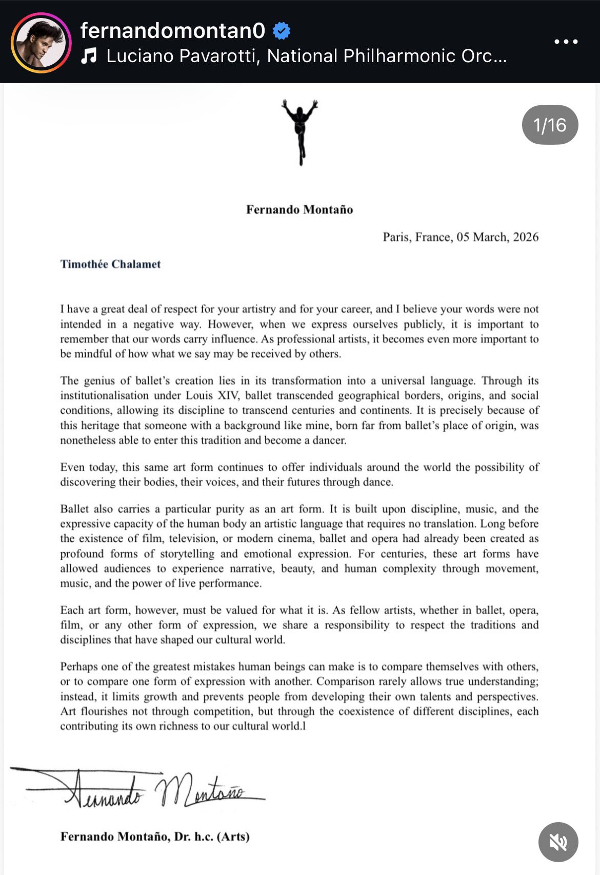 티모시 샬라메가 인터뷰 중 카메라를 응시하며 생각에 잠긴 듯한 모습