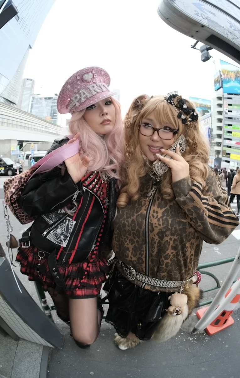 Han Hye-jin posing with her full Gyaru outfit and hair styling