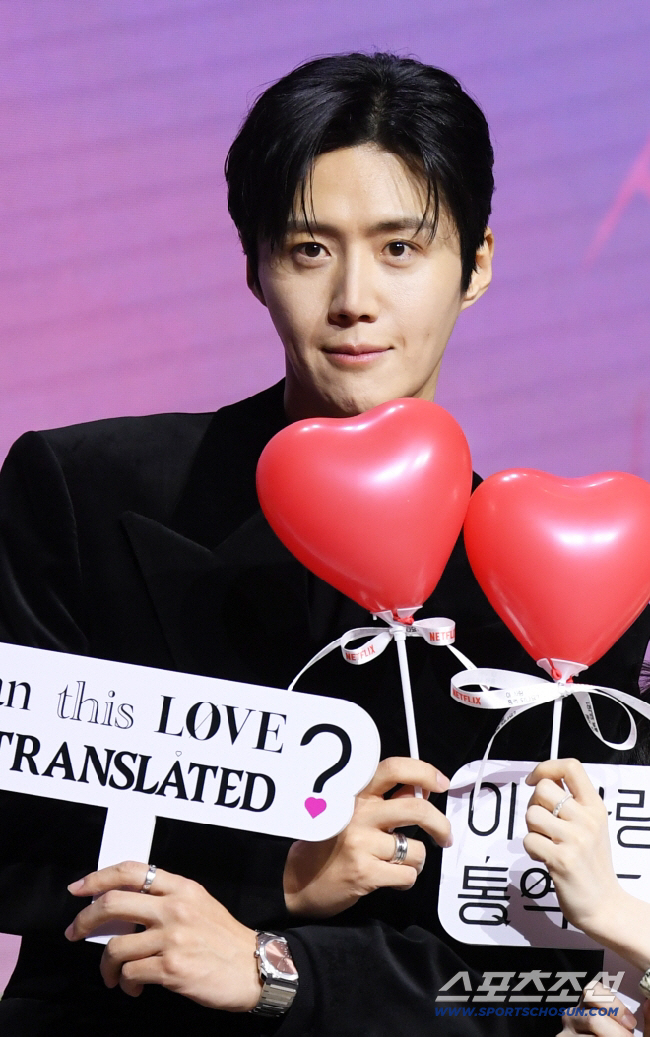 キム・ソンホが笑顔でカメラを見つめている