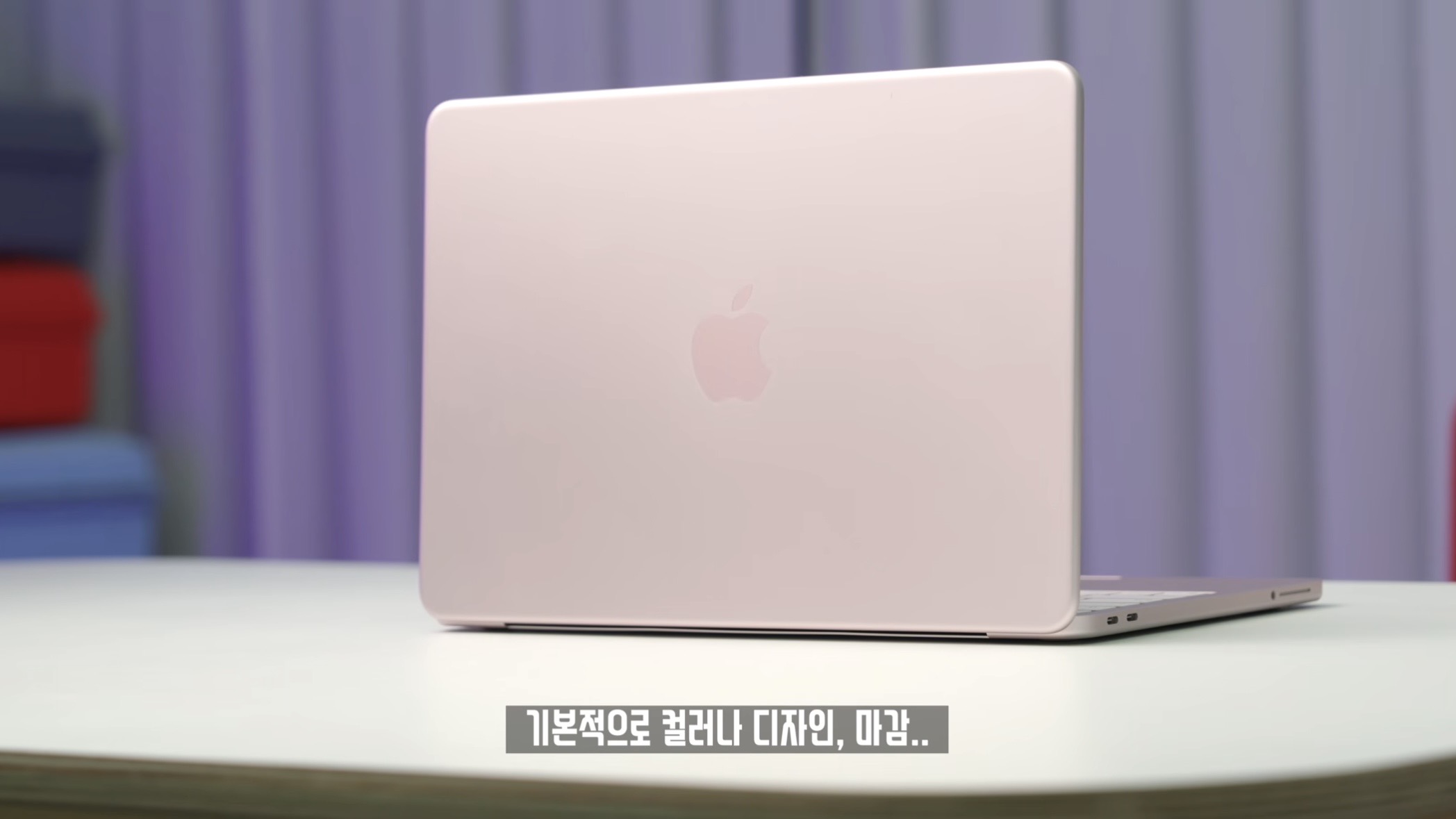 맥북 네오의 키보드와 트랙패드 부분을 상세히 보여주는 리뷰 이미지