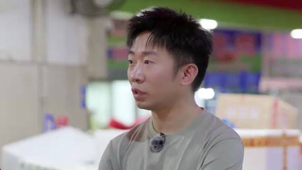 Zhang Linghe reacting to the caricature during the controversial segment