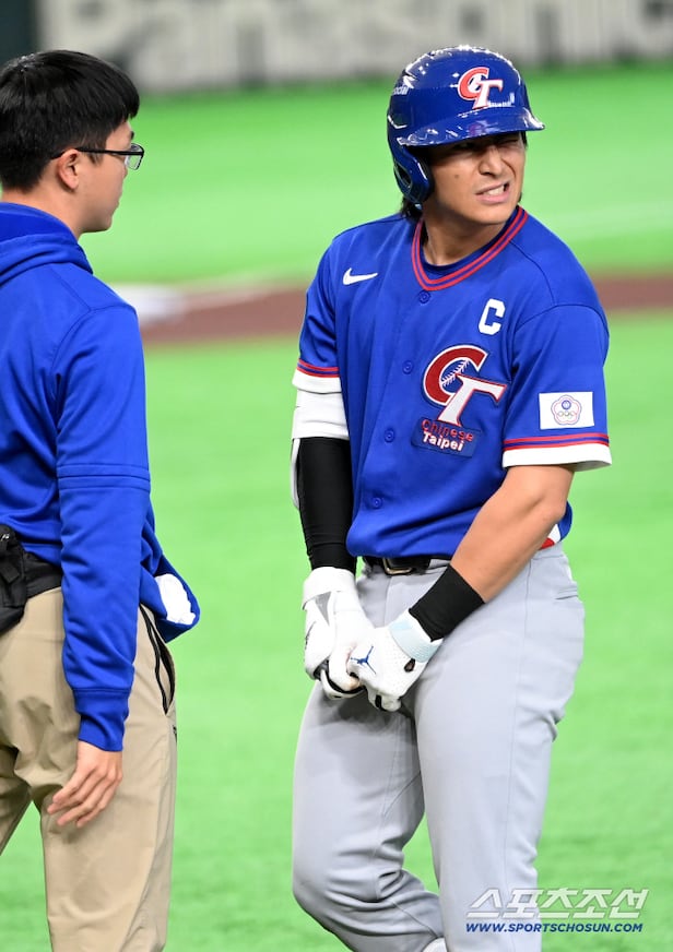 Japanese baseball superstar Ohtani Shohei focused during a game, wearing his uniform.