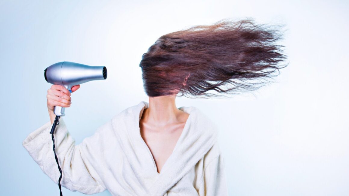 長い髪の大きなジレンマ： なぜ髪を乾かすのが嫌いなのでしょうか？