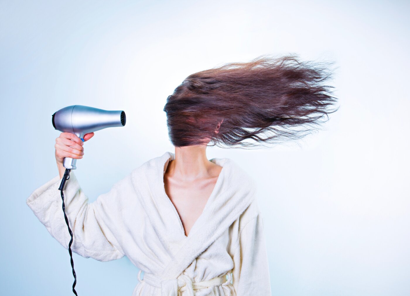 긴 머리를 말리며 힘들어하는 사람의 모습