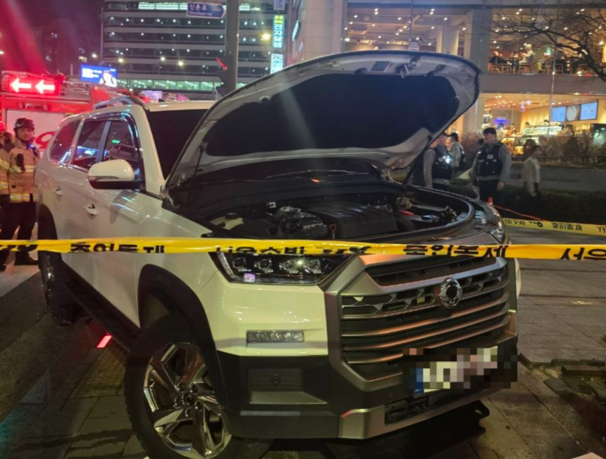 사고 당시 상황을 보도하는 뉴스 화면 캡처. 도로 위에 흩어진 파편과 긴박한 현장 분위기가 담겨 있다.