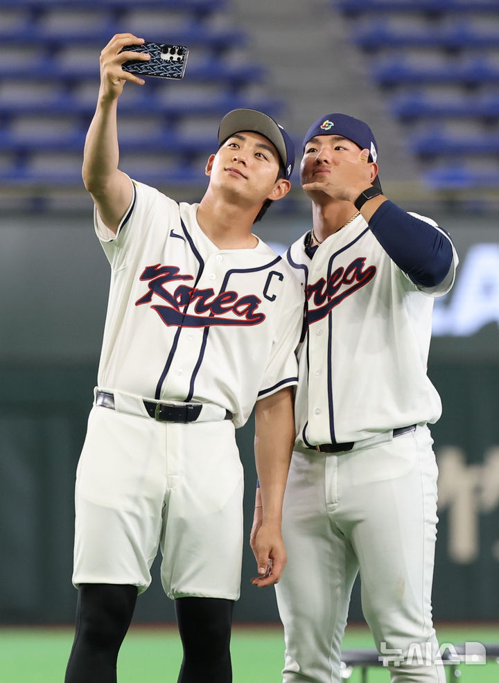 South Korean baseball player Lee Jung-hoo focused during a game, wearing a helmet and looking intensely.