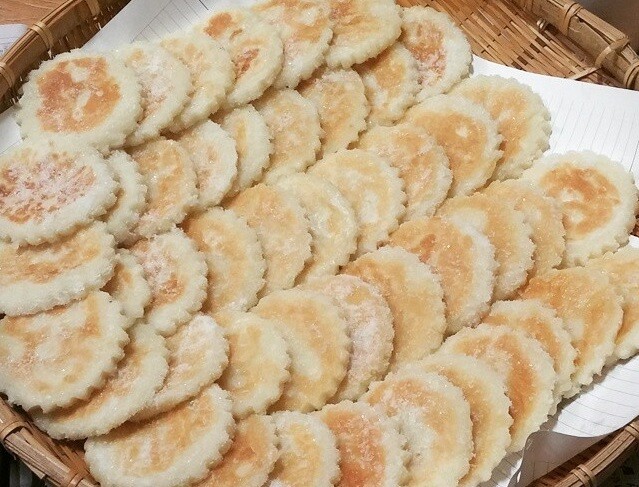 Several golden-brown Jireum-tteok arranged on a plate, showing the crispy texture and sugar coating.
