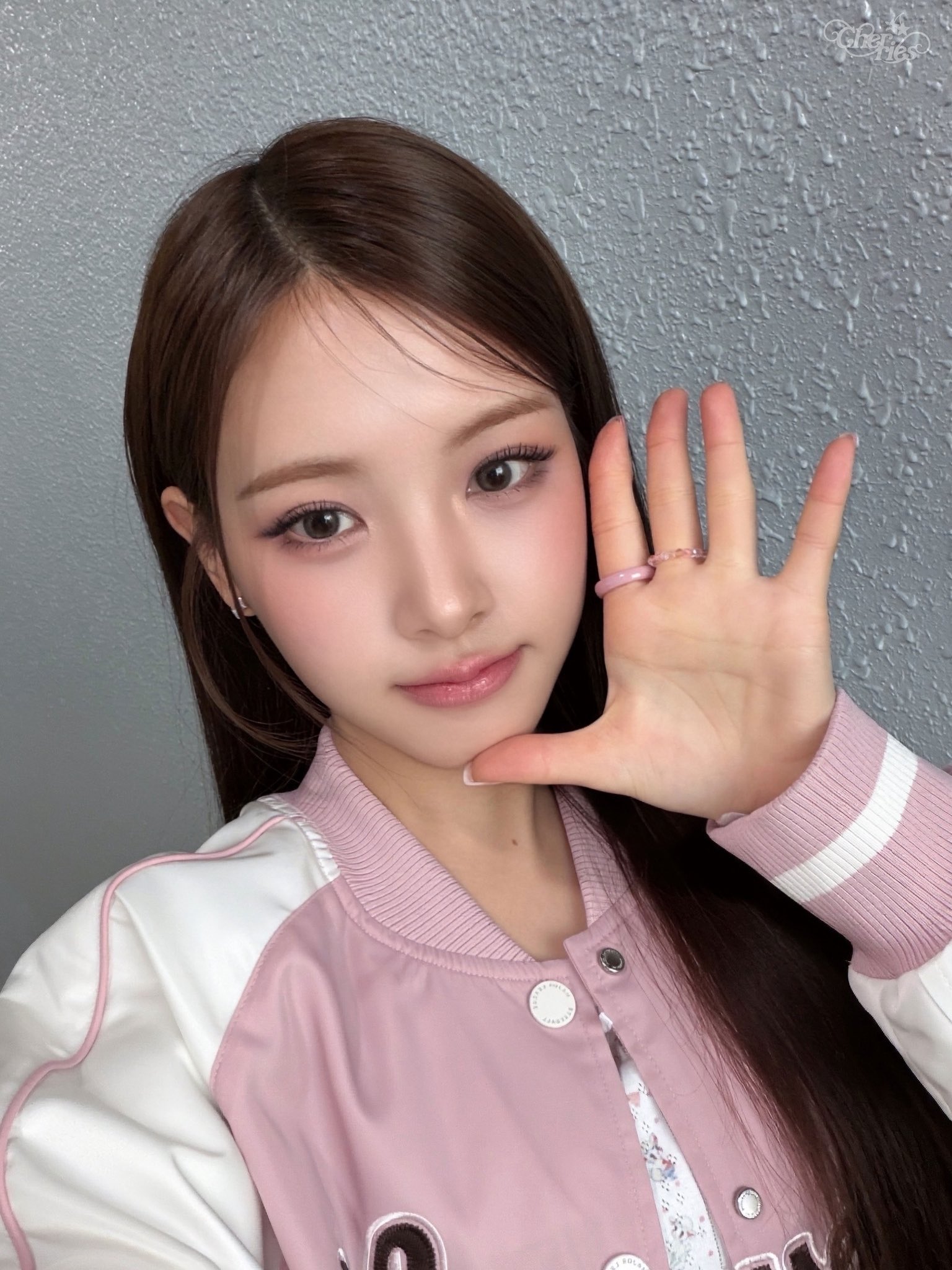 ウィジュ、シニュ、イヒョンの3人が笑顔でポーズを決めている姿