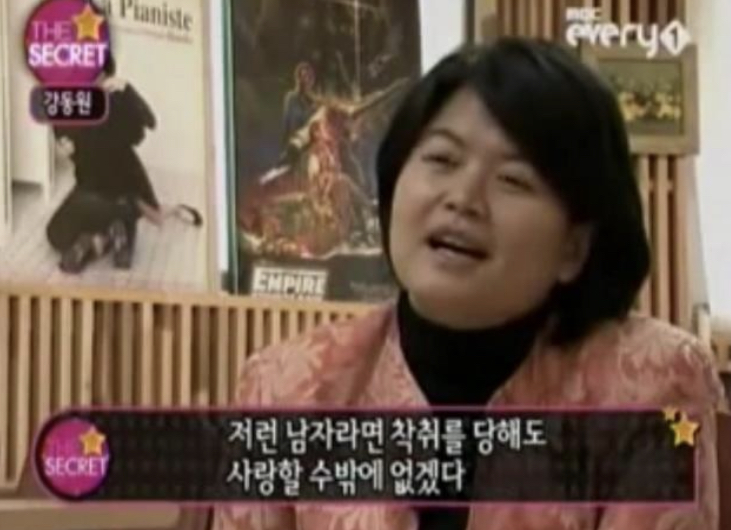 서강준이 촉촉한 눈으로 허공을 응시하며 사색에 잠긴 모습