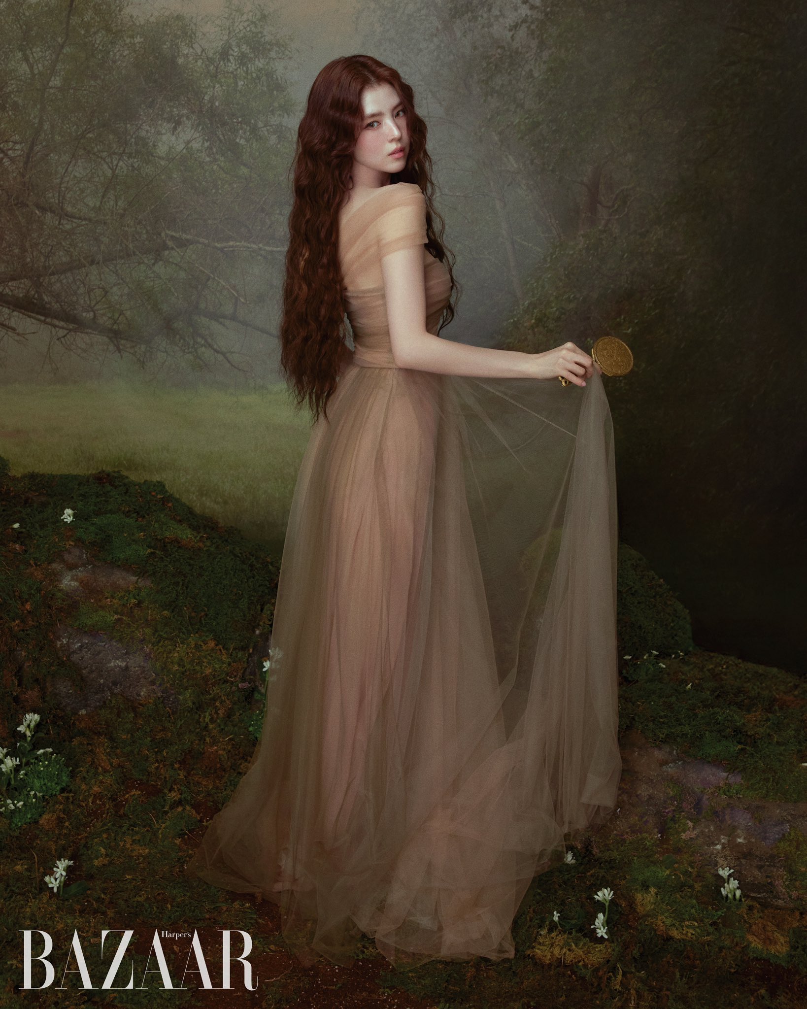 카리나 님이 강렬한 눈빛으로 카메라를 응시하며 카리스마 넘치는 분위기를 연출하고 있다.