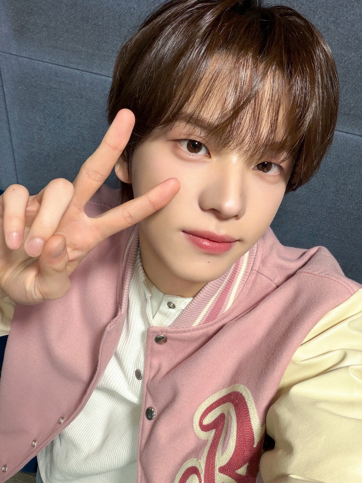 放送中のモニターに映る3人のアップ。ビジュアルの強さが際立っている