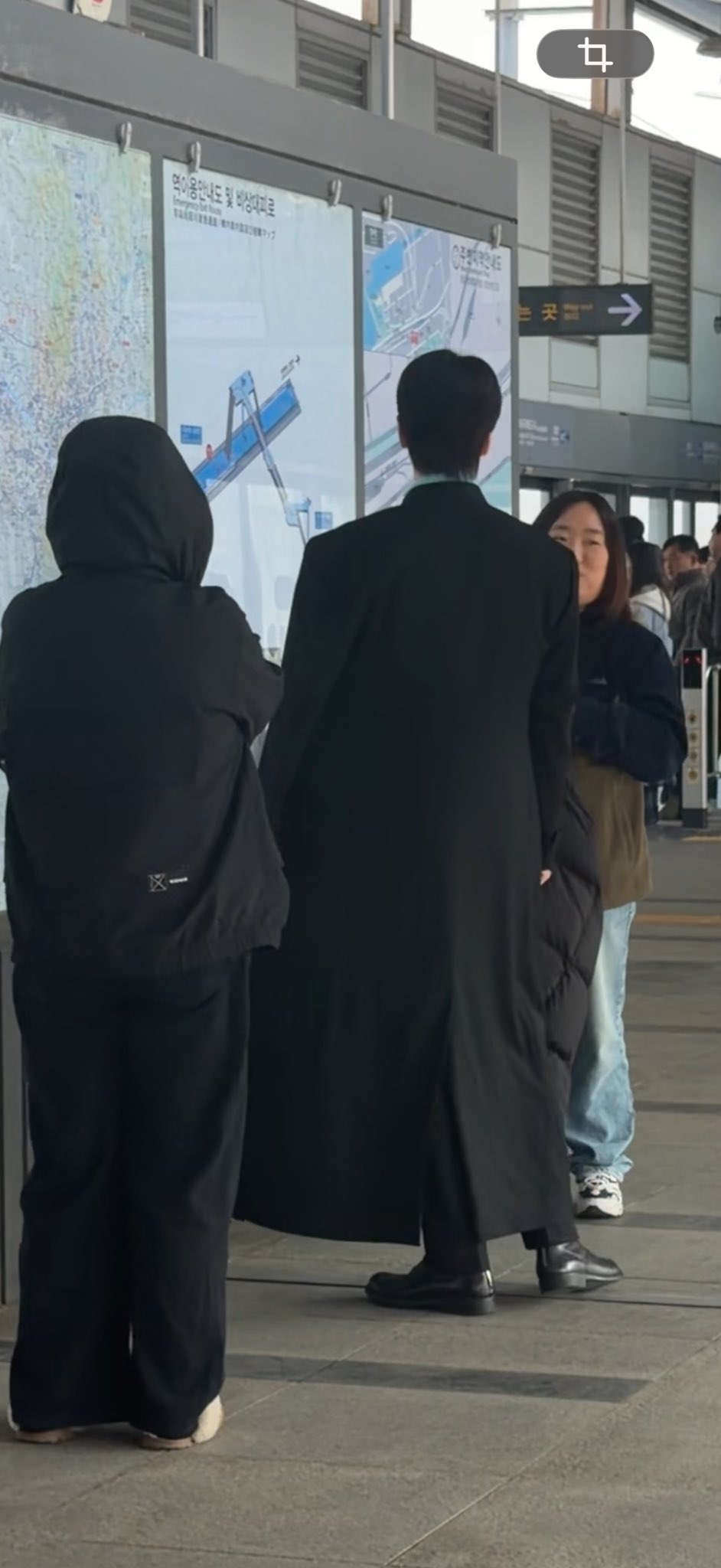 이준혁이 사제복을 입고 집중하고 있는 촬영장 비하인드 컷