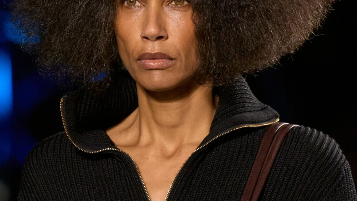 シャネルがミュウミュウから「盗んだ」50歳のモデル