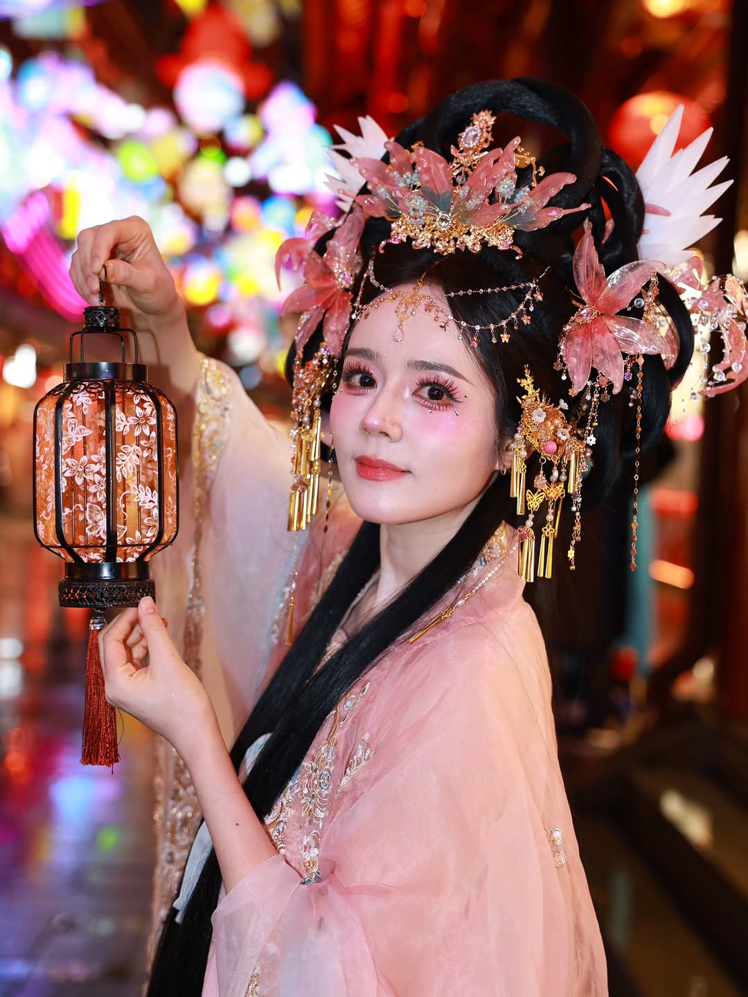 Celebrity Lee Mi-joo and others featuring the trendy Douyin-inspired makeup with heavy glitter and sharp contouring