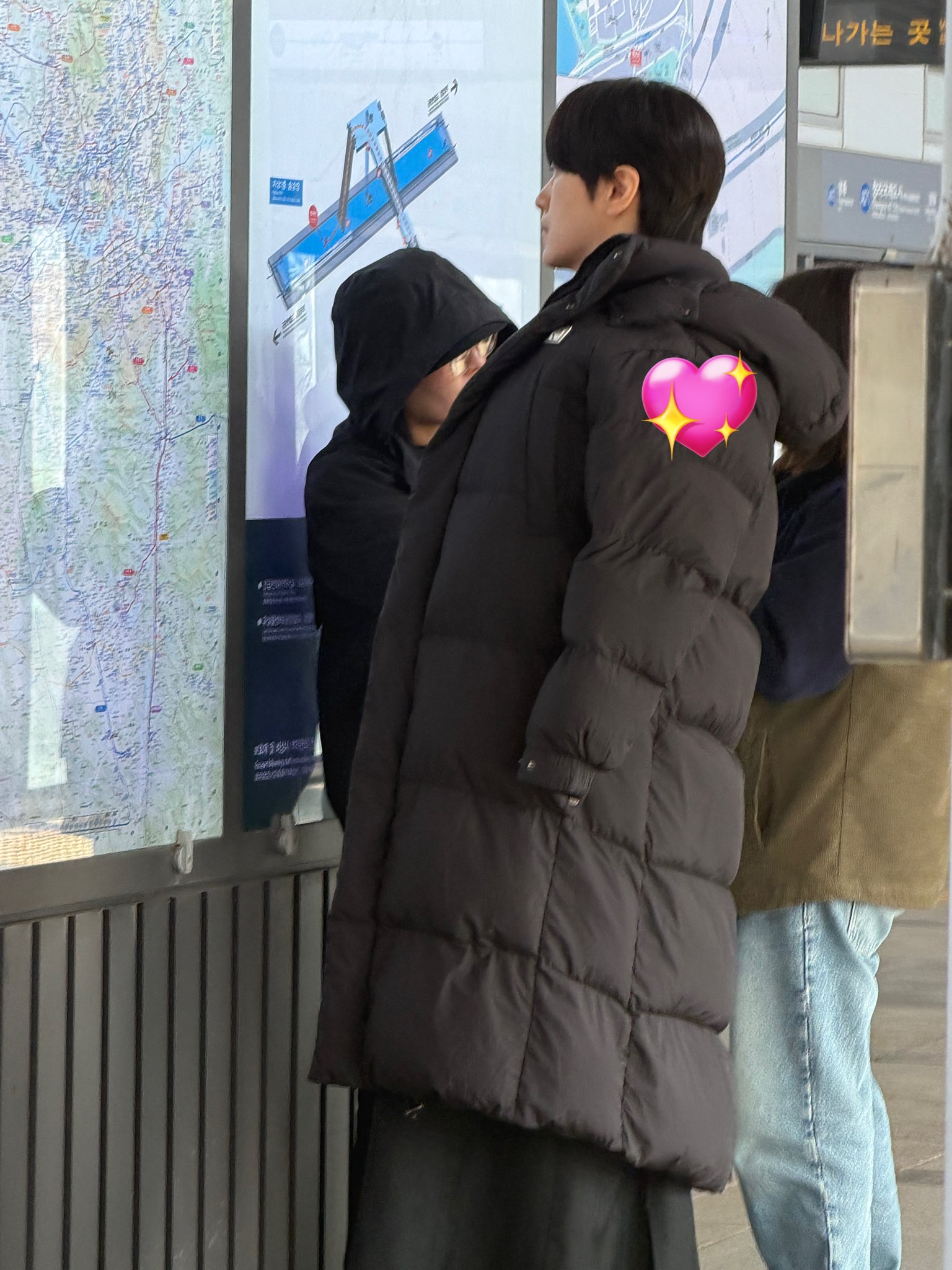 사제복을 입은 이준혁의 전신 실루엣이 돋보이는 사진