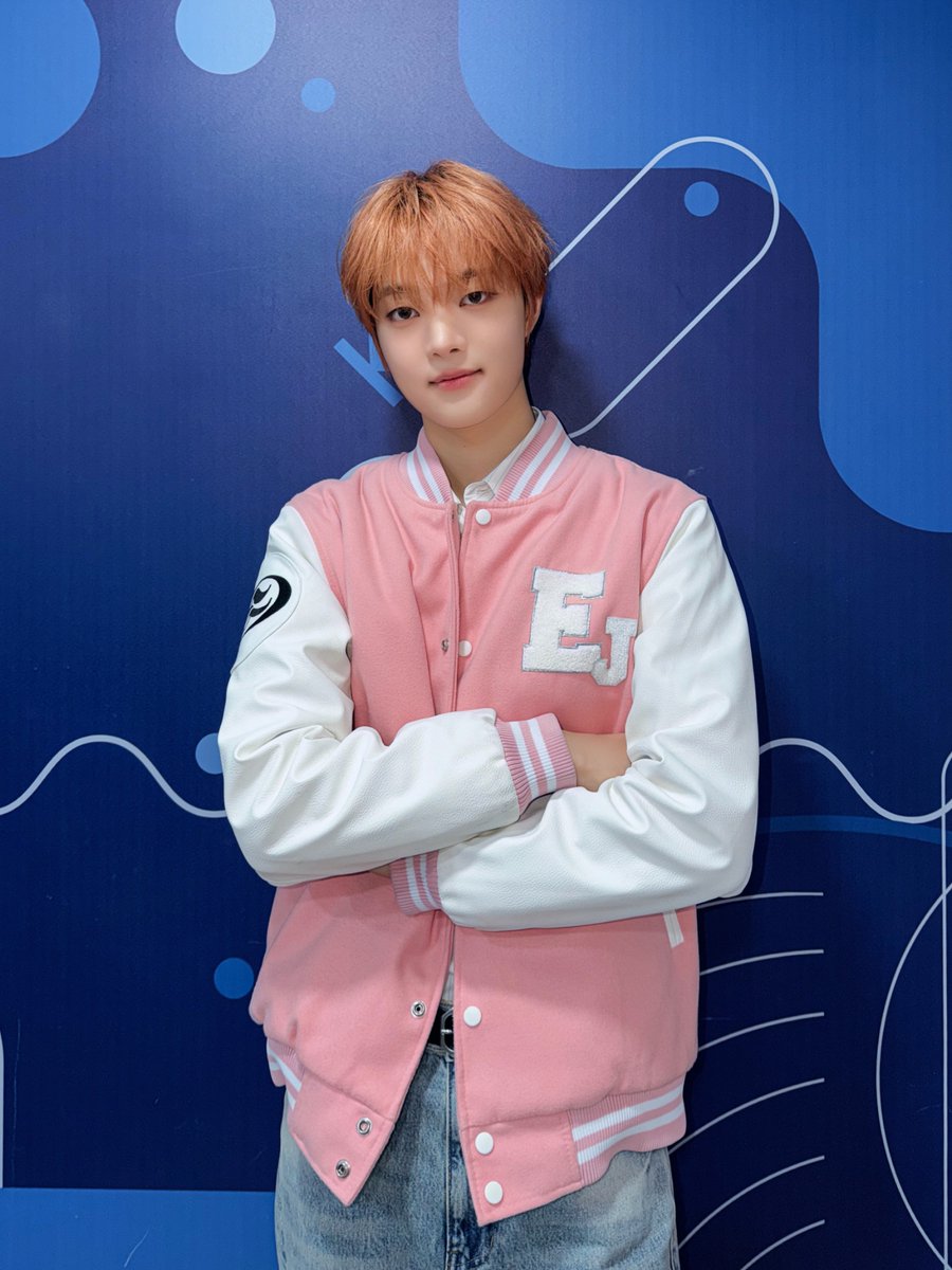 インキガヨ新MCのオ・イェス（イヒョン、ウィジュ、シニュ）が並んでいるショット