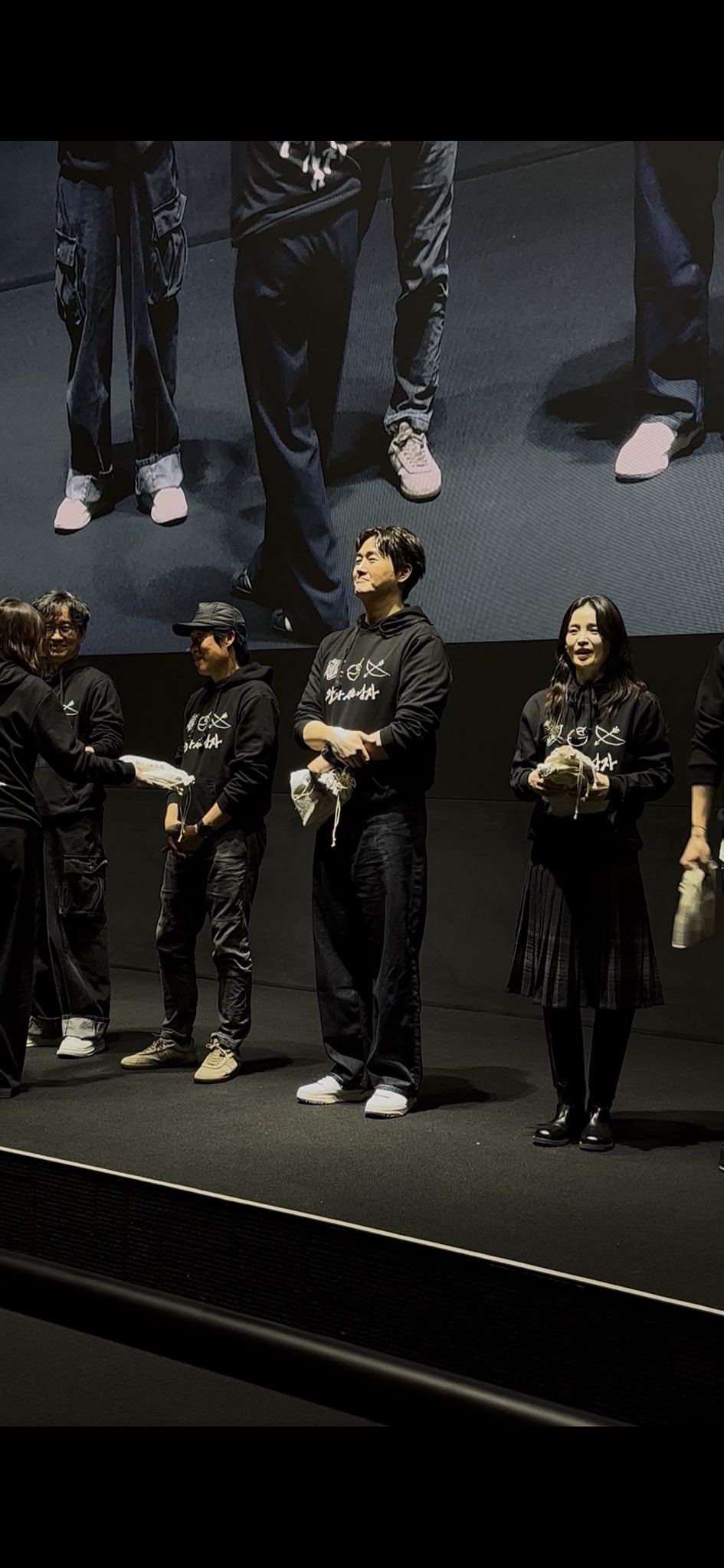 ユ・ジテが他の俳優たちと並んで立つ姿。際立つ長身が印象的。