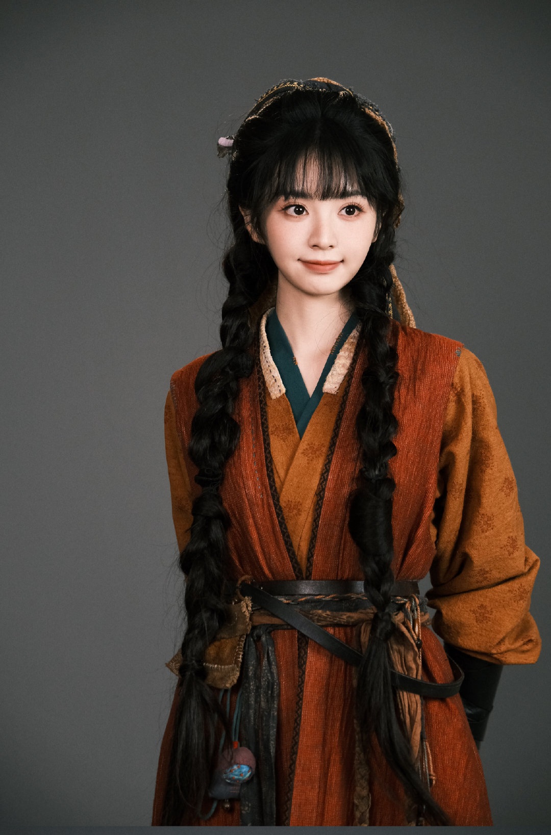 中国ドラマ『玉を찾아서』の別のシーンで確認できる白い同情の襟元