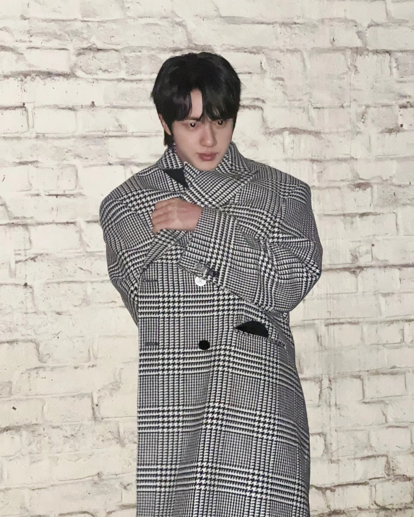 BTSジンが優しい笑顔でカメラを見つめるクローズアップ