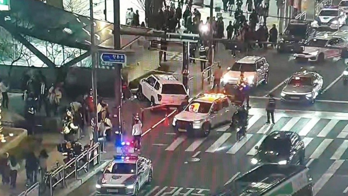 弘大入口駅付近の事故現場に集まる警察と救急車。夜の街が騒然としている様子。